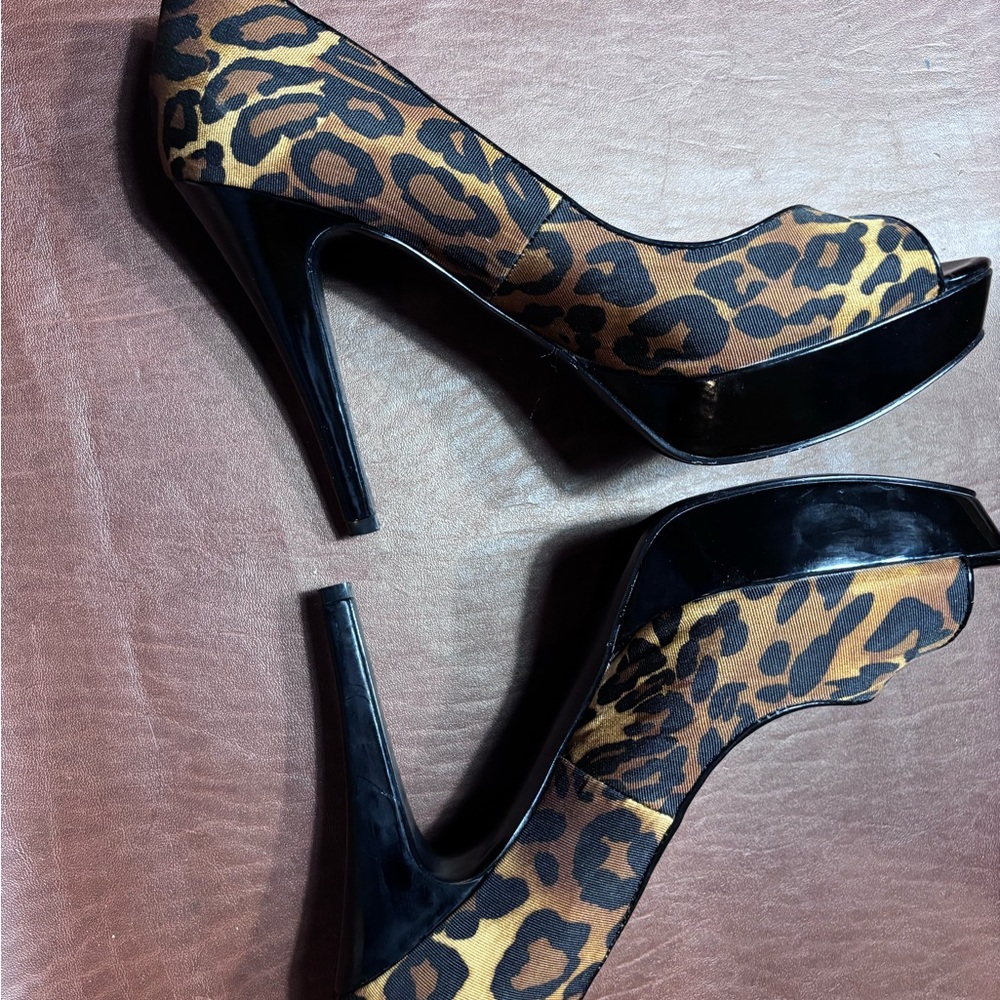 Guess Leopard Pattern Heels - Picture 5 of 9